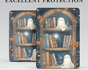 Peut inclure: Deux étuis rectangulaires pour liseuse illustrés d'une bibliothèque bleu foncé avec des étagères arquées, des livres anciens, des fleurs orange et des fantômes blancs. Le texte EXQUISITE WORKMANSHIP EXCELLENT PROTECTION figure en haut, avec Oliver écrit en bas.