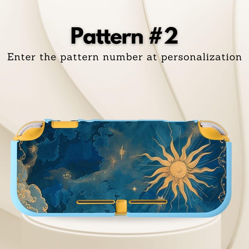 Puede incluir: Funda para consola de juegos con dise&ntilde;o celestial. La funda es azul y dorada, con un sol, estrellas y nubes. El texto "Pattern #2" y "Enter the pattern number at personalization" se muestra en la imagen.