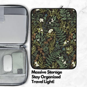 Op de afbeelding: Een zwarte laptoptas met een botanisch patroon van groene, witte en bruine bladeren. Daarnaast een grijze reisorganizer met vakken voor een laptop, muis en telefoon. De tekst op de afbeelding luidt: Massive Storage, Stay Organized, Travel Light!