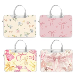 Könnte beinhalten: Vier Laptop-Hüllen mit weißen Griffen und Reißverschlüssen. Die Hüllen weisen verschiedene Designs auf: Blumenmuster, rosa Schleifen und Herzen, gelbe Schleifen und Bänder sowie eine rosa Schleife mit Parfüm- und Herzdetails.