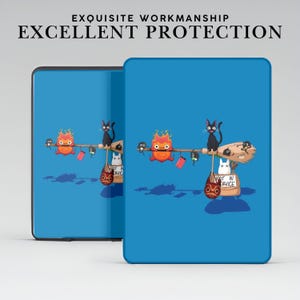 Puede incluir: Una funda de tel&eacute;fono azul con una imagen de dibujos animados de un gato negro, un esp&iacute;ritu de fuego rojo y un gato blanco montando una escoba con el texto "Not in service" en una caja.