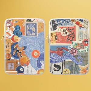Op de afbeelding: Twee laptophoezen met een collage van afbeeldingen. De eerste hoes heeft een blauw en wit golfpatroon, sinaasappels, blauwe bessen, een rode bal met het nummer 5 en een kaartje met de tekst "ADMIT ONE". De tweede hoes heeft een rode kreeft, een blauwe octopus, een kat, een rood en wit bord met de tekst "Jazz" en een bord met de tekst "I'm Pooled".