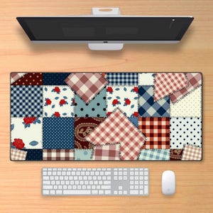 Pode incluir: Um tapete de secretária retangular com um design de patchwork de vários padrões de tecido, incluindo rosas vermelhas sobre creme, xadrez vichy azul e branco, bolinhas azul-escuras, xadrez vermelho e branco e estampados paisley castanhos.