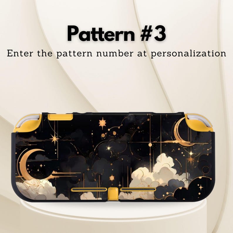 Puede incluir: Una funda negra y dorada para consola de juegos port&aacute;til. El dise&ntilde;o celestial presenta lunas, estrellas y nubes. El texto "Pattern #3" y las instrucciones se muestran en la parte superior.