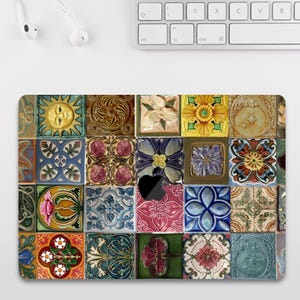 Puede incluir: Una funda decorativa para portátil con un diseño de mosaico. Los azulejos son cuadrados y presentan varios patrones florales, solares y geométricos en tonos azules, verdes, amarillos y rosas. La funda tiene un recorte para el logotipo de Apple.