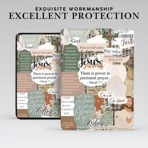 Puede incluir: Una funda protectora con un diseño de collage que presenta texto e imágenes religiosas. El diseño incluye las palabras "Jesús", "Dios" y citas inspiradoras. La funda se muestra en una tableta y un teléfono.