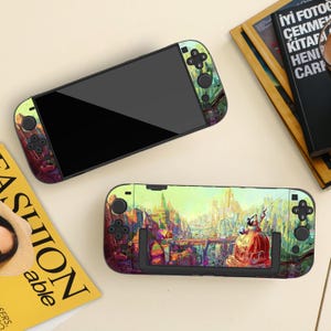Könnte beinhalten: Zwei Nintendo Switch Konsolen mit farbenfrohen, künstlerischen Skins. Eine Konsole ist geöffnet und zeigt eine lebendige Landschaftsszene mit einer Figur. Die andere Konsole ist geschlossen und zeigt ein ähnliches Design. Die Controller haben schwarze Knöpfe.