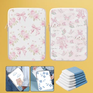 Op de afbeelding: Drie verschillende tablethoesjes met bloemen- en vlindermotieven. Het eerste hoesje heeft een roze-wit bloemenpatroon met roze strikken. Het tweede hoesje heeft een roze-wit vlinder- en ballerina-schoenpatroon. Het derde hoesje heeft een blauw-wit bloemenpatroon. De hoesjes zijn allemaal gemaakt van een zacht, duurzaam materiaal en zijn perfect om je tablet te beschermen.