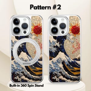 K&ouml;nnte beinhalten: Zwei transparente Handyh&uuml;llen mit japanischem Wellenmuster. Die H&uuml;llen zeigen eine rote Sonne, wei&szlig;e und blaue Wellen und einen eingebauten 360-Grad-Drehst&auml;nder. Der Text "Pattern #2" steht oben und "Built-in 360 Spin Stand" unten.