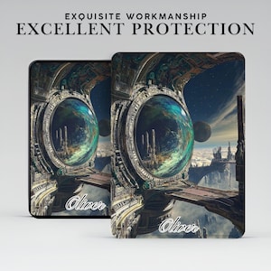 Puede incluir: Dos fundas para teléfono con un diseño futurista. Presentan un portal circular con vista planetaria, puentes y estructuras arquitectónicas. Las fundas tienen el nombre "Oliver" y el texto "EXQUISITE WORKMANSHIP EXCELLENT PROTECTION".