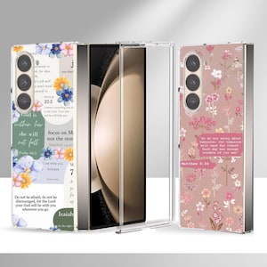 Könnte beinhalten: Eine transparente Handyhülle mit floralem Design und inspirierenden Zitaten. Eine Seite zeigt ein rosa Blumenmuster mit einem Zitat aus Matthäus 6:34. Die andere Seite hat einen weißen Hintergrund mit blauen und gelben Blumen und Bibelversen.