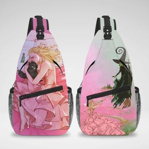 Może przedstawiać: Dwa plecaki na ramię z fantastycznymi ilustracjami. Jeden przedstawia blondwłosą kobietę w różowej sukience obejmującą czarnego kota. Drugi przedstawia zielonoskórą wiedźmę w czarnym kapeluszu i sukni, z blondwłosą kobietą w różowej sukience.