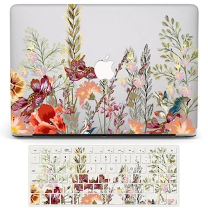 Könnte beinhalten: Eine florale Laptop-Haut mit einer Vielzahl von Blumen in Rot-, Rosa-, Gelb- und Grüntönen. Die Haut ist für einen MacBook-Laptop konzipiert und verfügt über ein zartes Blumenmuster.