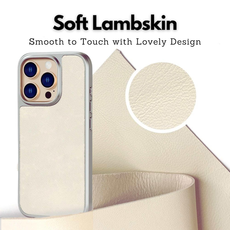 K&ouml;nnte beinhalten: Eine cremefarbene Handyh&uuml;lle mit silbernem Rahmen. Die H&uuml;lle besteht aus weichem Lammleder und hat eine glatte Textur. Das Bild zeigt auch eine Nahaufnahme der Lederstruktur und den Text "Soft Lambskin, Smooth to Touch with Lovely Design."