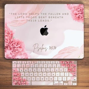 Puede incluir: Piel de portátil floral rosa con la cita "THE LORD HELPS THE FALLEN AND LIFTS THOSE BENT BENEATH THEIR LOADS." y el texto "Psalms 145.14".