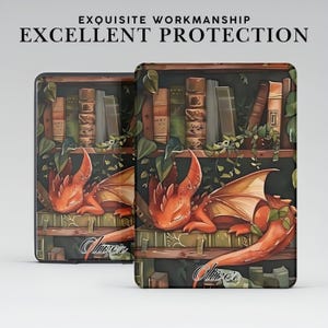 Può includere: Due custodie rettangolari per e-reader con la grafica di un drago arancione che dorme su una libreria piena di libri e rampicanti verdi. Il testo EXQUISITE WORKMANSHIP EXCELLENT PROTECTION appare in alto e il nome Oliver è stampato in basso.