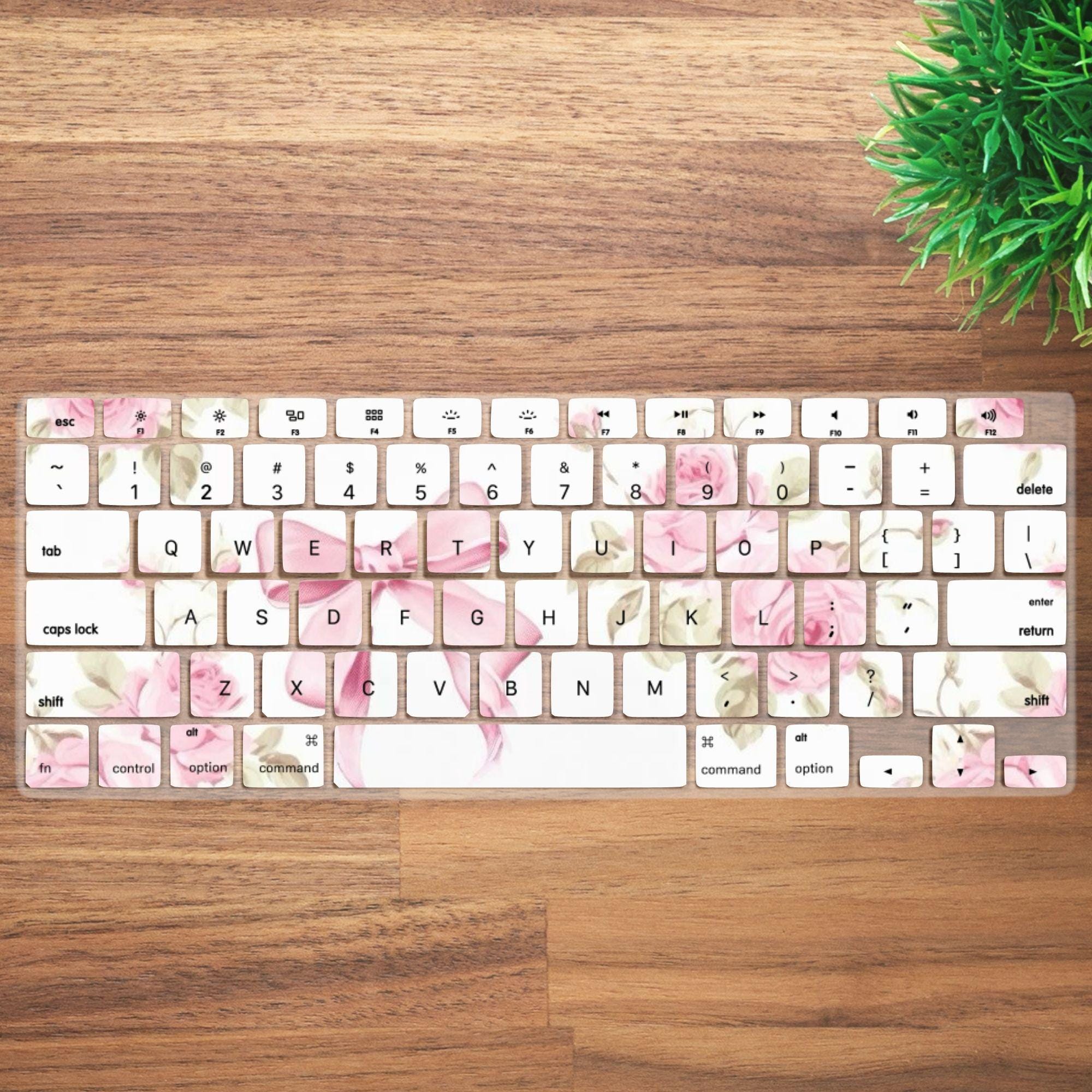 キュートなピンクの蝶ネクタイ柄キーボードカバー。MacBook Pro 13