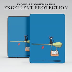 Puede incluir: Una funda de tel&eacute;fono azul con un gato negro montando una escoba. El gato lleva una bolsa que dice "No en servicio".