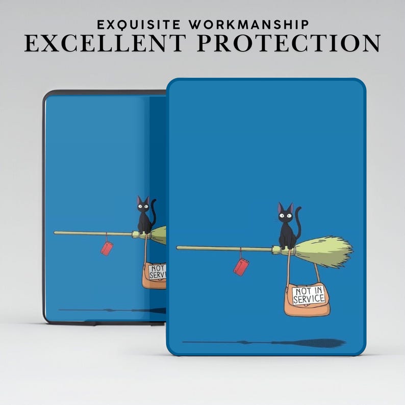 Puede incluir: Una funda de tel&eacute;fono azul con un gato negro montando una escoba. El gato lleva una bolsa que dice "No en servicio".