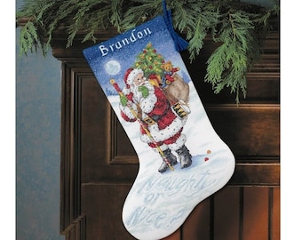 Calza della Befana per Natale realizzata a punto croce e personalizzata come regalo di Natale, realizzata su ordinazione da NatalieARTEmbroidery.
