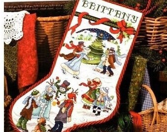 Der fertige Kreuzstich-Weihnachtsstrumpf zur Personalisierung. Das Weihnachtsgeschenk wird auf Bestellung von NatalieARTEmbroidery angefertigt.