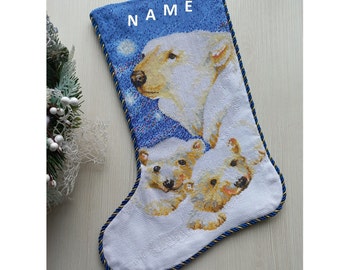 Gotowy, haftowany krzyżykiem prezent świąteczny w postaci skarpety bożonarodzeniowej autorstwa NatalieARTEmbroidery.