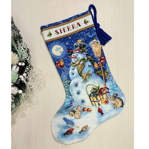 Meia de Natal bordada em ponto cruz, personalizada e feita sob encomenda pela NatalieARTEmbroidery.