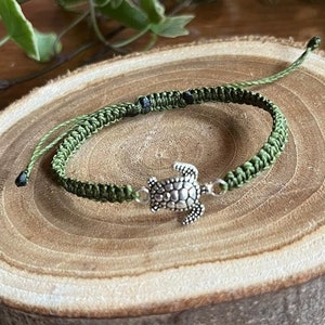 Makraméarmband "Stockholm" med "silversköldpadda"-hänge