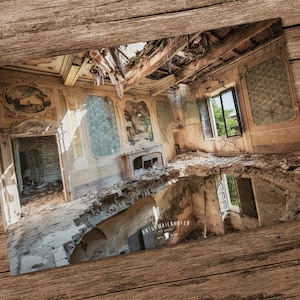 Könnte beinhalten: Ein heruntergekommenes Innere eines Gebäudes mit einer eingestürzten Decke und Schutt auf dem Boden. Der Raum hat ein großes Fenster mit Blick auf Bäume im Freien. Der Text "ONYX MAIERHOFER" ist in der unteren rechten Ecke des Bildes sichtbar.