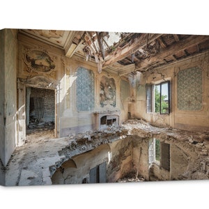 Könnte beinhalten: Ein heruntergekommenes Inneres eines Gebäudes mit einer eingestürzten Decke, die die Holzbalken freilegt. Der Raum verfügt über ein großes Fenster mit Blick auf Bäume, einen Kamin und eine Tür, die zu einem anderen Raum führt. Die Wände sind mit verblassten Tapeten und dekorativen Leisten verziert. Der Boden ist mit Schutt und Staub bedeckt.