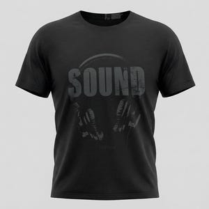 Pode incluir: Camiseta preta com um gráfico desgastado de fones de ouvido e a palavra "SOUND" em uma fonte arrojada e texturizada. O design é centralizado no peito. A camiseta é de estilo gola redonda clássica.