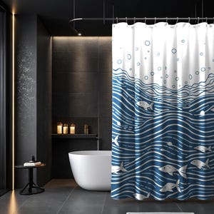 Tenda da doccia con onde oceaniche: arredamento per il bagno in stile costiero blu e bianco