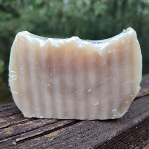 Pain de savon maison au bois de santal terreux musqué chaud boisé crémeux laiteux riche image 3