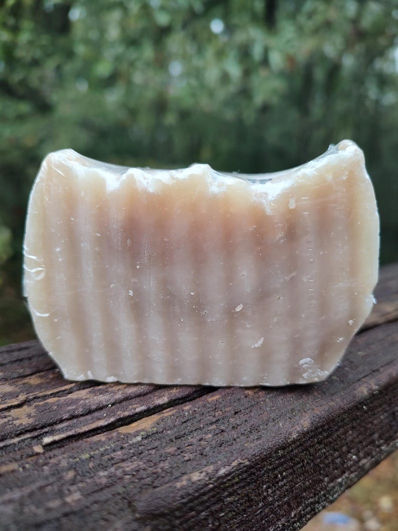 Pain de savon maison au bois de santal terreux musqué chaud boisé crémeux laiteux riche image 3
