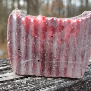 La barra de jabón casera premium Gourmand Vanilla No. 28 huele a vainilla azucarada, jazmín, orquídea, ámbar y almizcle, seductor y encantador.