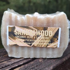 Pain de savon maison au bois de santal terreux musqué chaud boisé crémeux laiteux riche image 1