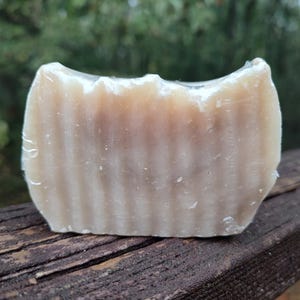 Pain de savon maison au bois de santal terreux musqué chaud boisé crémeux laiteux riche image 7
