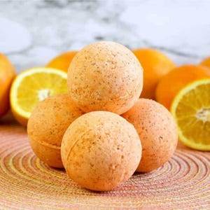 JUICY ORANGE Badbomb med ren eterisk olja | Stor 130 ml Citrusburk med kolsyra | Badgodis med stark apelsindoft | Handgjord födelsedagspresent