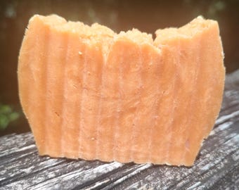 O sabonete artesanal premium ORANGE CROVE DELIGHT tem aroma de laranjas suculentas, cravos-da-índia, canela em pau, baunilha, cítricos e especiarias.