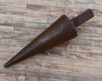 Peut inclure: Un cône en métal brun avec une poignée en bois. Le cône mesure environ 30 cm de long et a un diamètre d'environ 10 cm à la base.