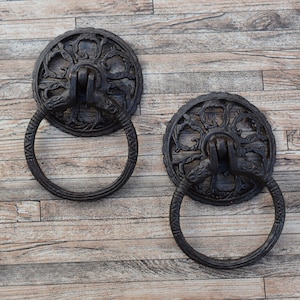 2 Pcs Vtg Cast Iron Drawer Cabinet Cupboard Door Gate Trunk Pull Drop Back Plate Chest Handles Knocker Furniture Farm Barn House Decor