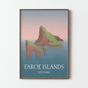 Islas Feroe - Cartel de viaje del fiordo - Montaña y océano daneses - Arte del amanecer / atardecer - Azul, marrón, rosa, gris