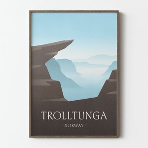 Trolltunga Noruega - Cartel de viaje vintage - Arte del paisaje del fiordo - Impresión de océano y montaña - Azul, marrón, gris cálido