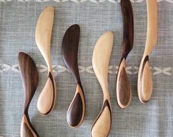 Cuchillo de madera para mantequilla o queso. Elaborado artesanalmente con una mezcla de madera de arce, nogal y otras maderas exóticas. Incluye caja de regalo de belleza.