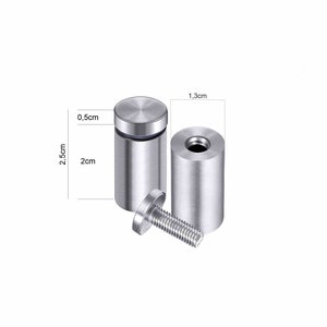 Pode incluir: Dois espa&ccedil;adores de metal prateado com um parafuso. Os espa&ccedil;adores medem 2 cm de altura e 1,3 cm de largura. O parafuso mede 2,5 cm de comprimento e 0,5 cm de largura.