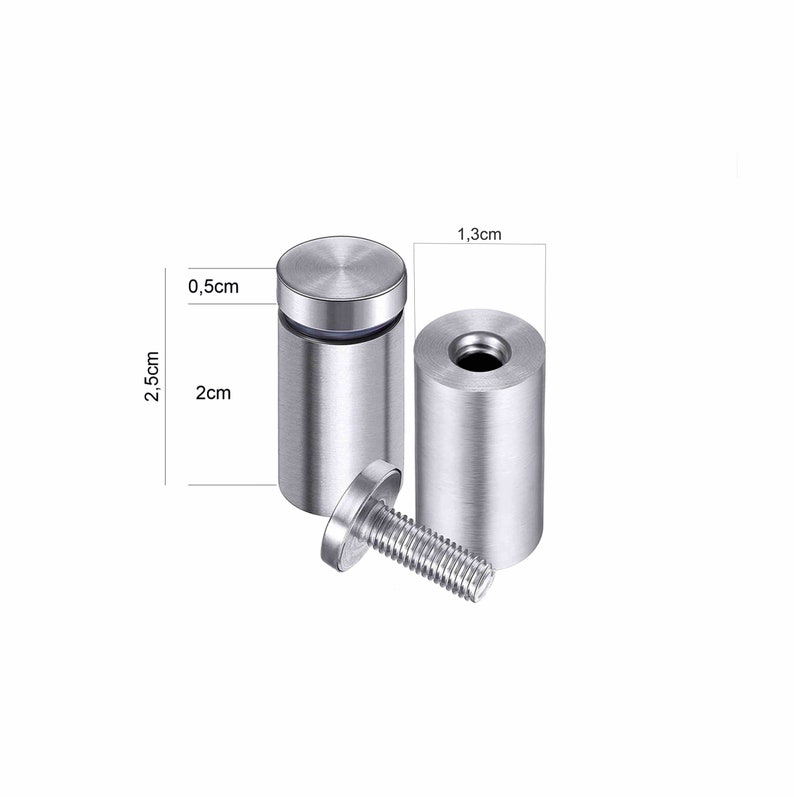 Pode incluir: Dois espa&ccedil;adores de metal prateado com um parafuso. Os espa&ccedil;adores medem 2 cm de altura e 1,3 cm de largura. O parafuso mede 2,5 cm de comprimento e 0,5 cm de largura.