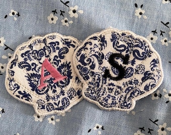 Embroidered Seashell Bag Tag Personalised Letter Initial Keyring Charm Coastal Decorative Gifts for Women Bachelorette Custom Monogram