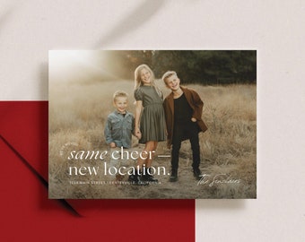 Könnte beinhalten: Eine Weihnachtskarte mit einem Foto von drei Kindern, die auf einem Feld stehen. Die Karte lautet "same cheer - new location." und "The Sanders" unten. Die Adresse lautet "1034 Main Street, Centerville, California."