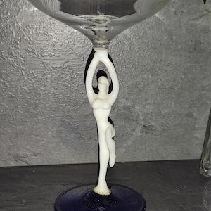 Bicchiere da liquore con figura di ballerina