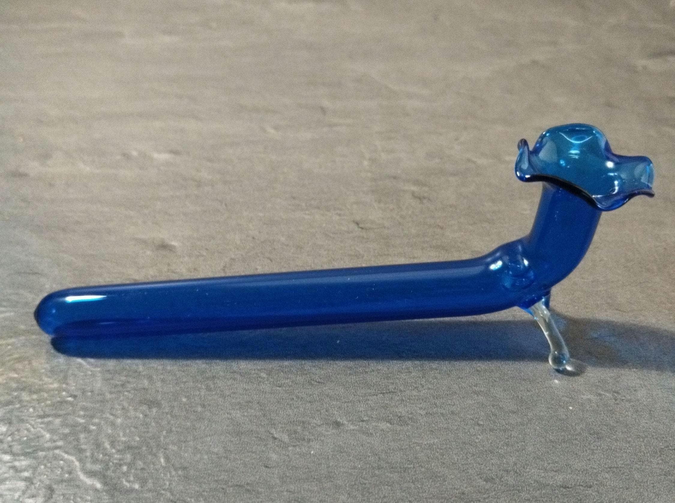 Eine elegante Liegevase aus Fadenglas.